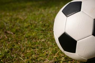 亚马尔弟弟看到哥哥倒地哭了（配图示意）